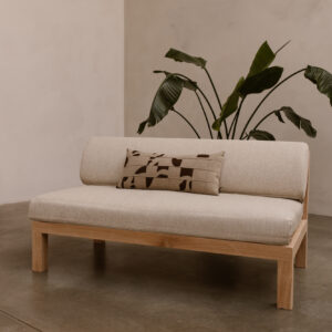 Moderne eikenhouten loungebank met beige kussens van Atelier Ligne.