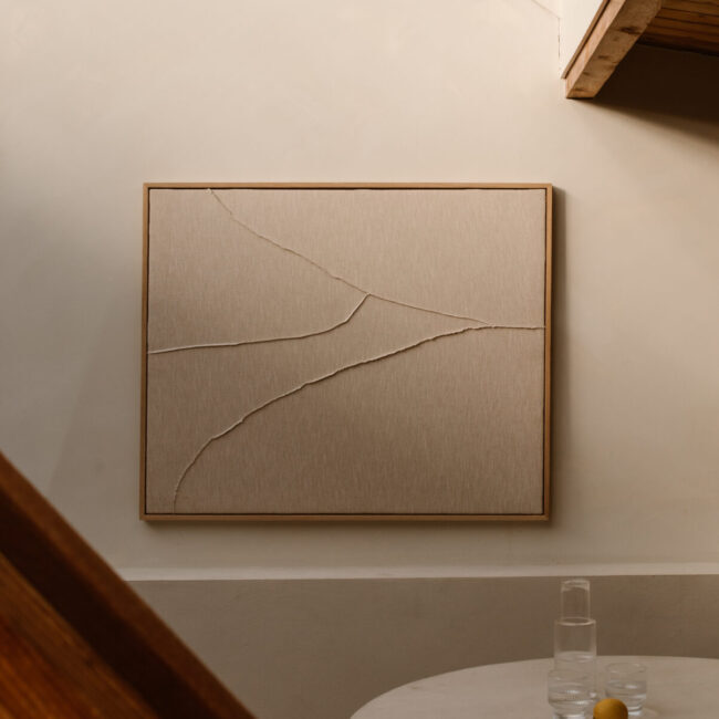 Groot linnen wandkunst Atelier Ligne in eiken houten baklijst