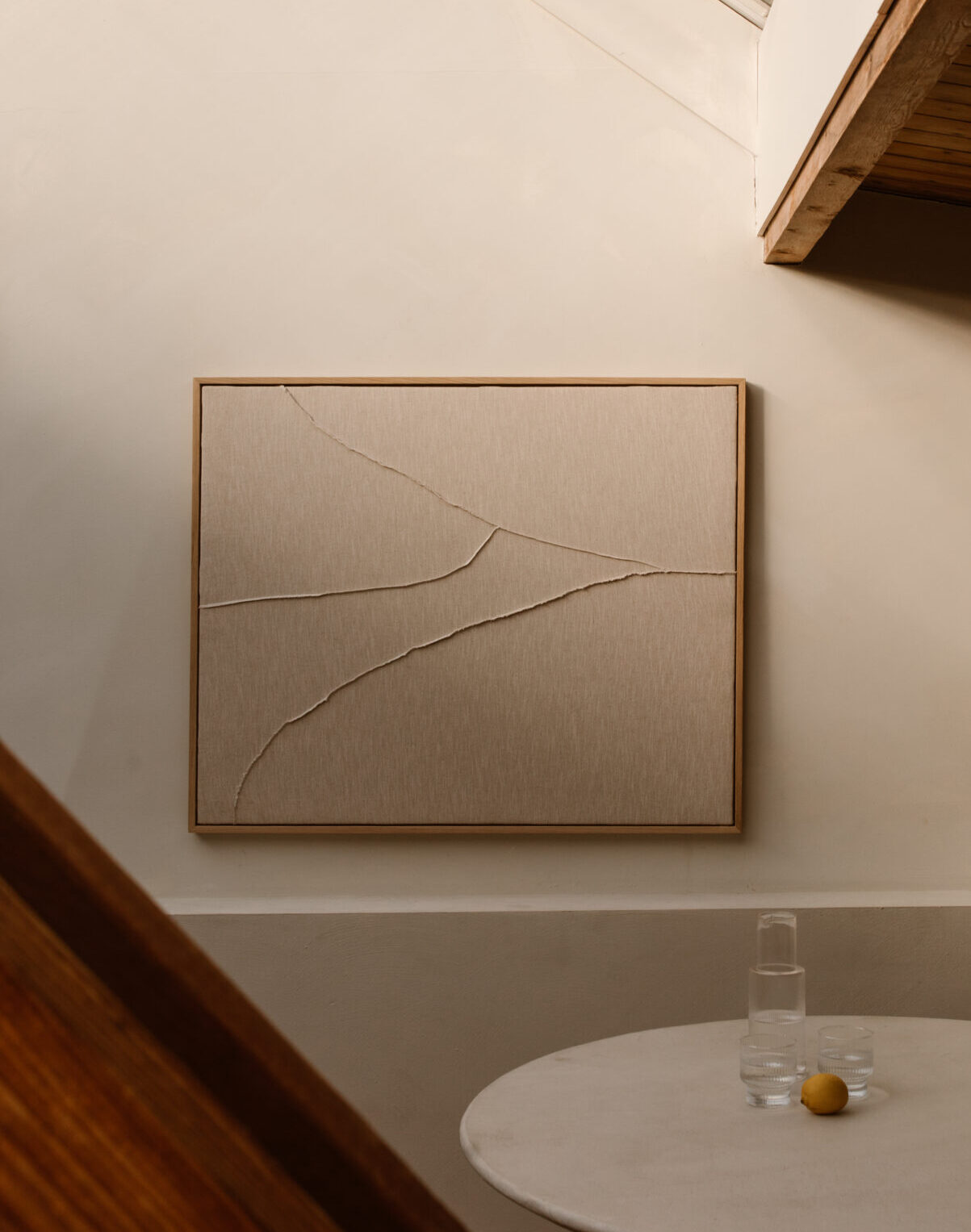 Groot linnen wandkunst Atelier Ligne in eiken houten baklijst