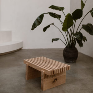 Minimalistische handgemaakte eikenhouten outdoor salontafel van Atelier Ligne.