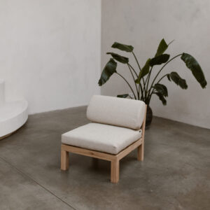 Minimalistische handgemaakte eikenhouten loungestoel voor buiten met hoogwaardige kussenset.