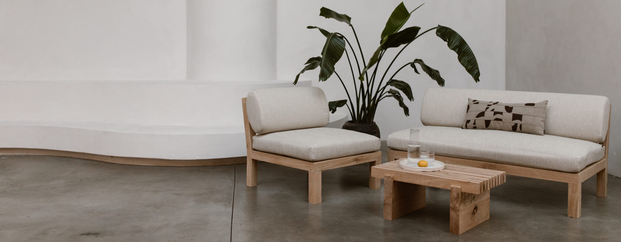 Handgemaakte eikenhouten loungeset in Scandinavisch design van Atelier Ligne