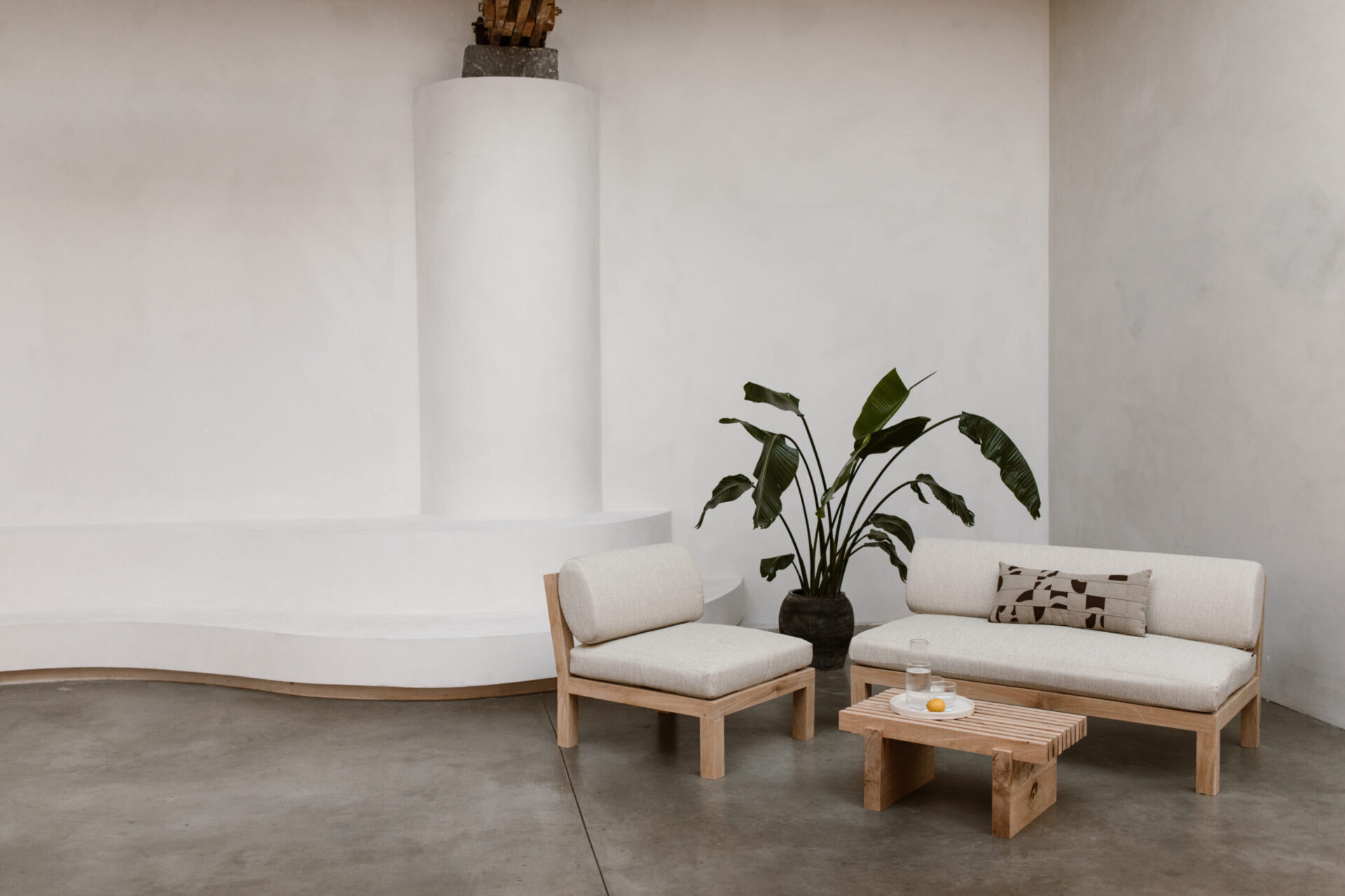Moderne eikenhouten loungebank op een terras met een minimalistische Japandi uitstraling.