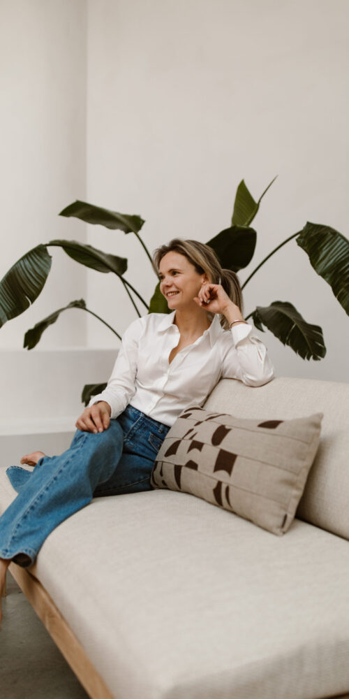 Meubelmaker Bonny van Verseveld maakt duurzame houten meubels op maat. Handgemaakte eiken loungebank van Atelier Ligne.