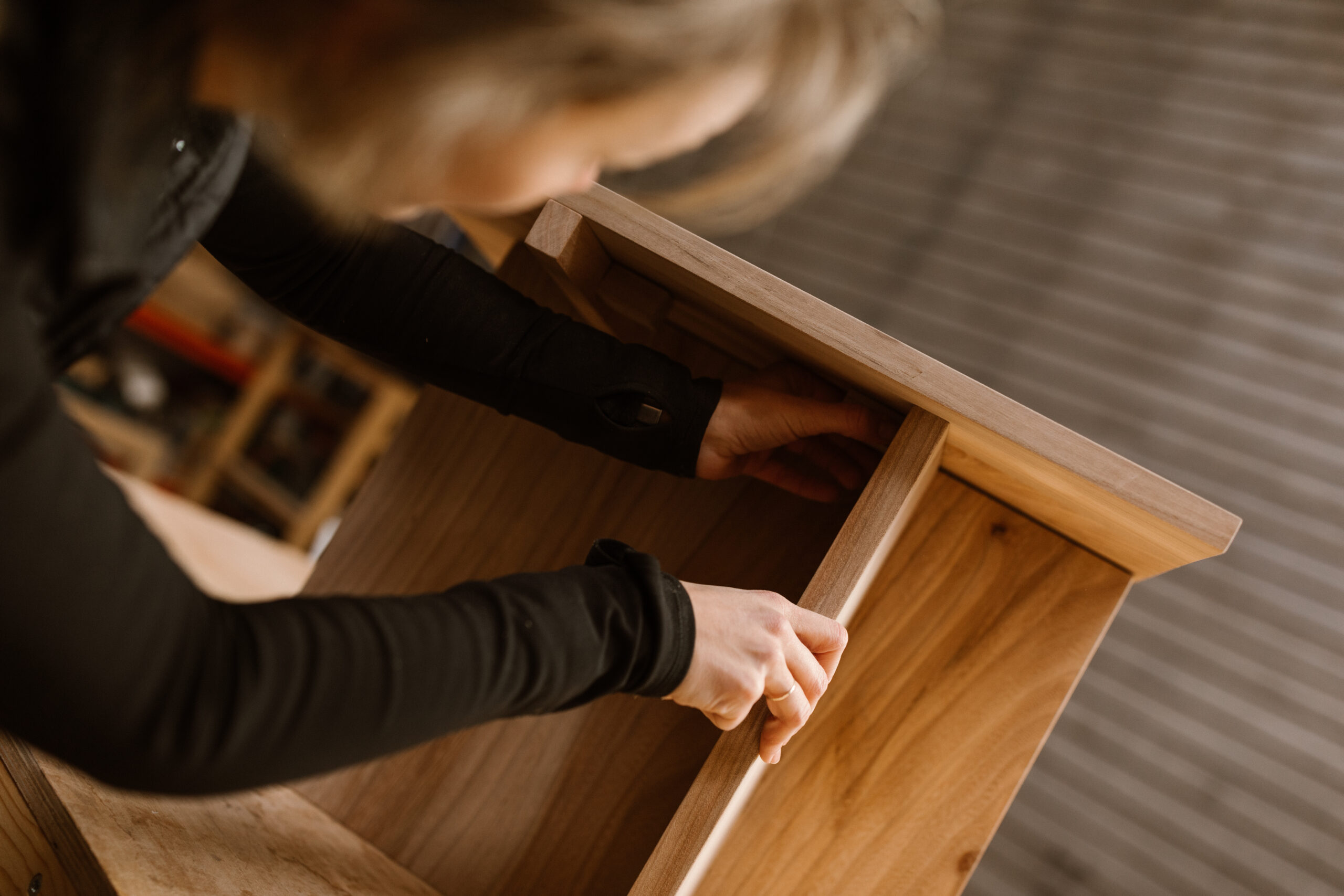 Duurzame houten meubels op maat. Bijzettafel Nederlands iepenhout