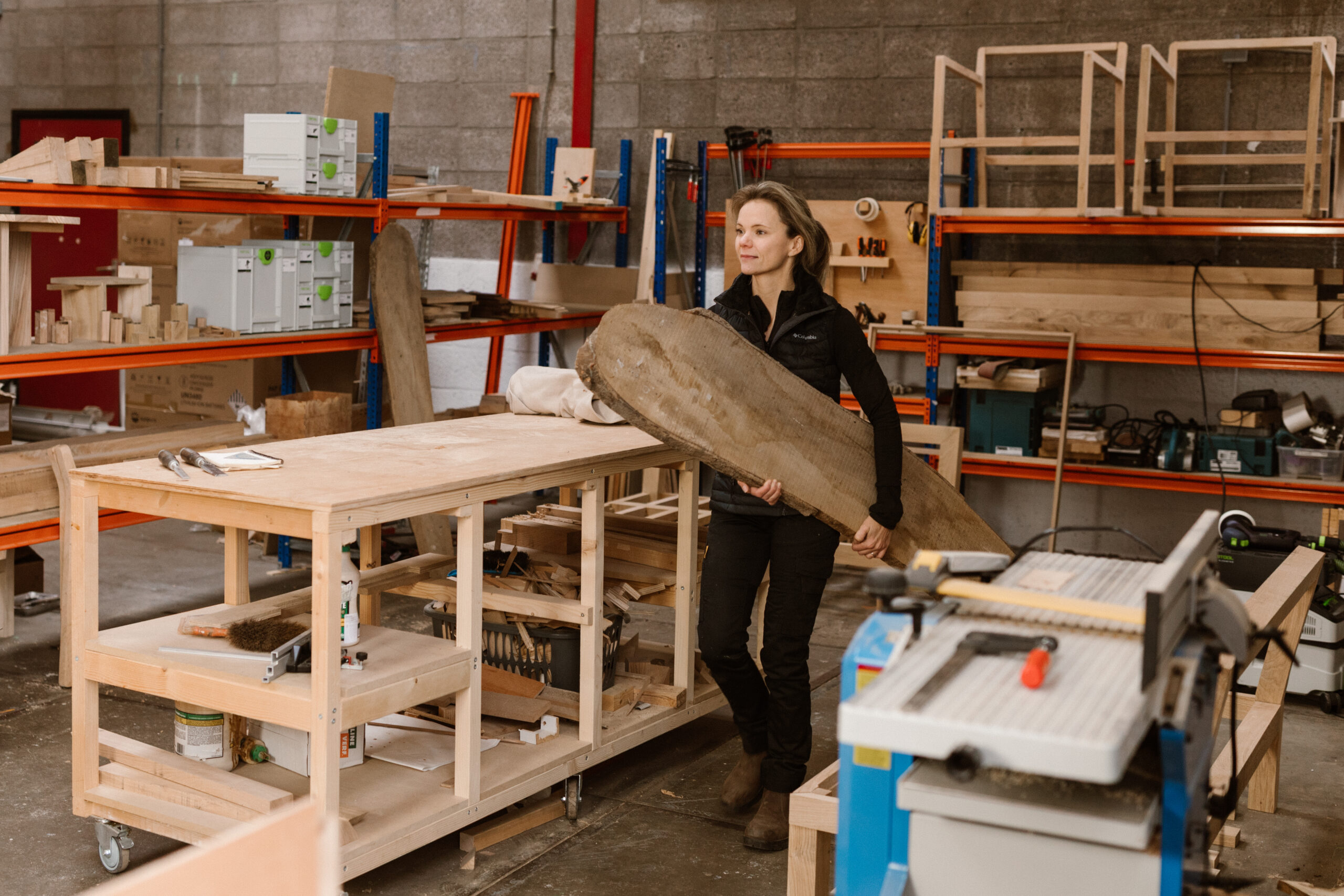 Meubelmaker van Atelierligne maakt duurzame houten meubels op maat in eigen Atelier.