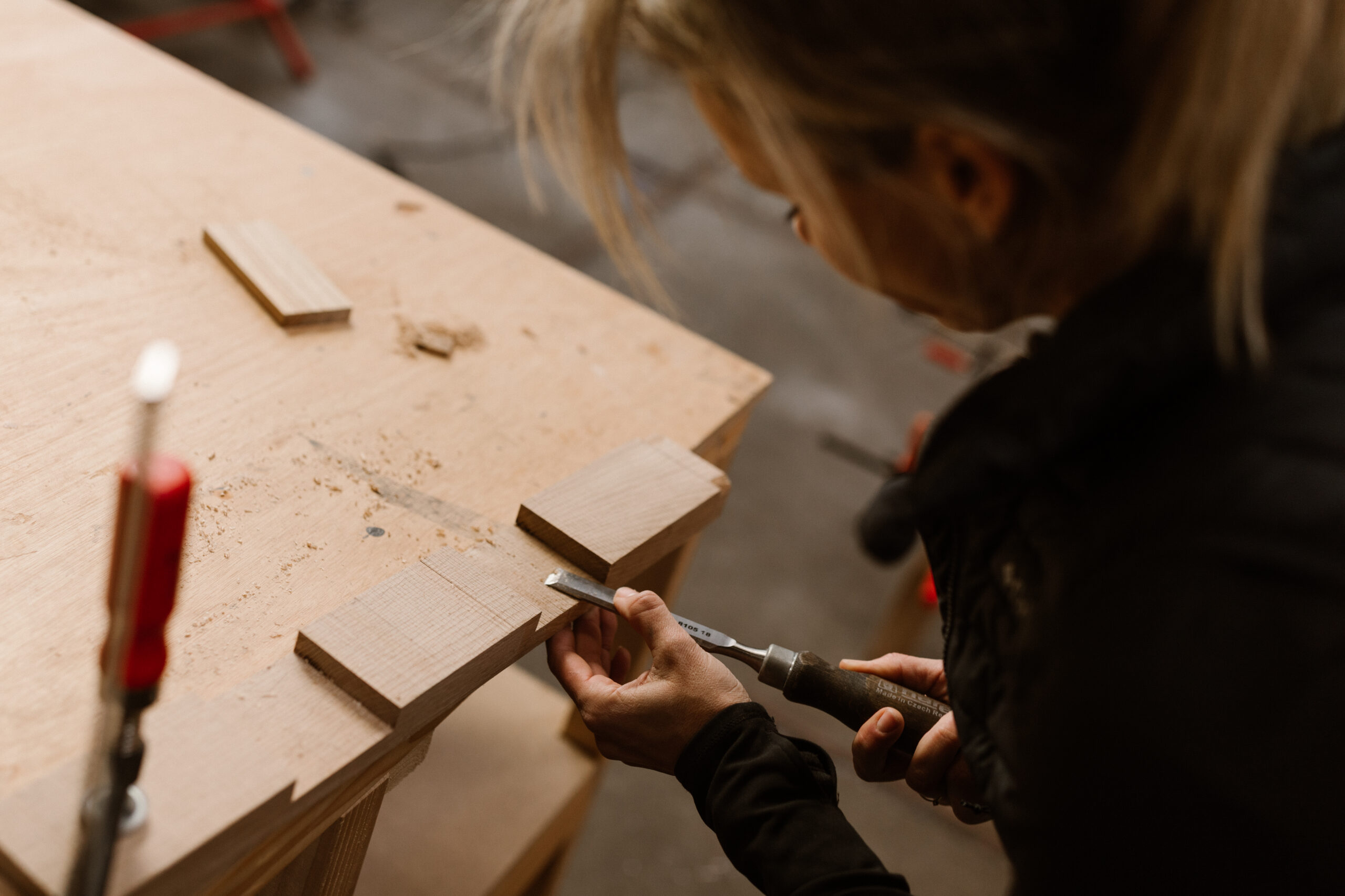 Meubelmaker Atelier Ligne aan het werk. Duurzame houten meubels worden met de hand op maat gemaakt in het atelier.