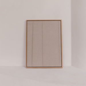 Verticaal handgemaakt linnen kunstwerk in massief eiken baklijst
