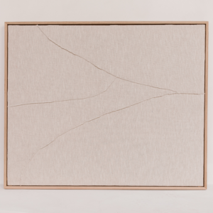 Linnen reliëf kunstwerk met organische lijnen in eiken baklijst