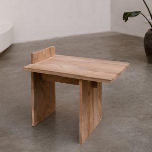 Handgemaakte houten bijzettafel van iepenhout. Uniek design van Atelier Ligne.