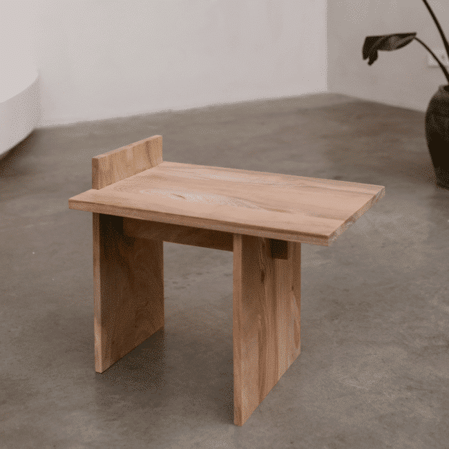 Handgemaakte houten bijzettafel van iepenhout. Uniek design van Atelier Ligne.