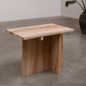 Handgemaakte bijzettafel van Iepenhout van Atelier Ligne.